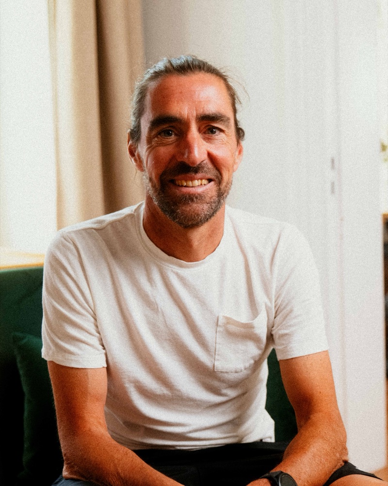Coach Manuel, lächelnd, im lässigen Wohnzimmer-Setting